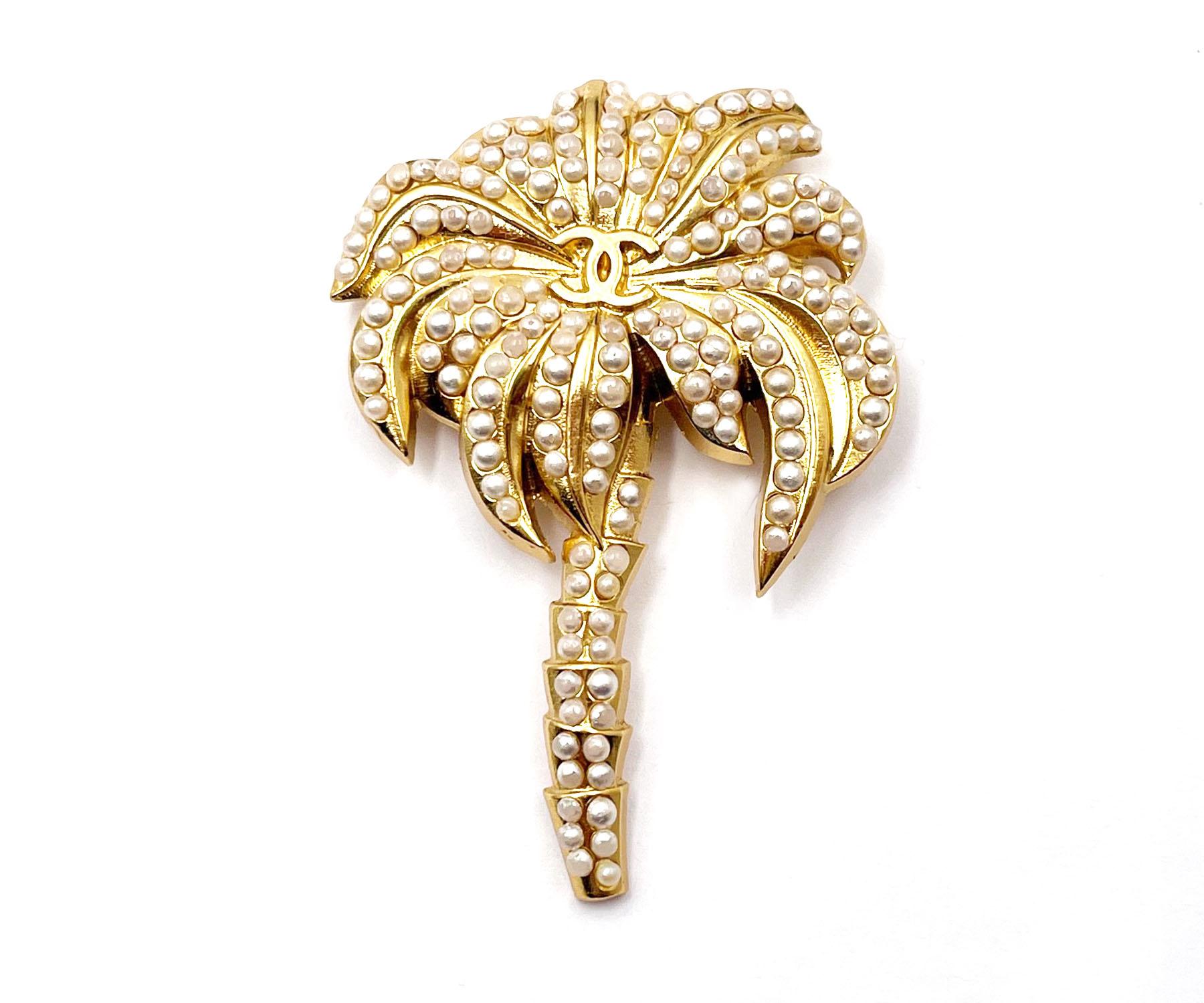 Chanel Vintage Gold Plated CC Seed Pearl Palm Tree Large Brooch

*Marked 02
*Made in France
*Comes with the original box

- It is approximately 2.25