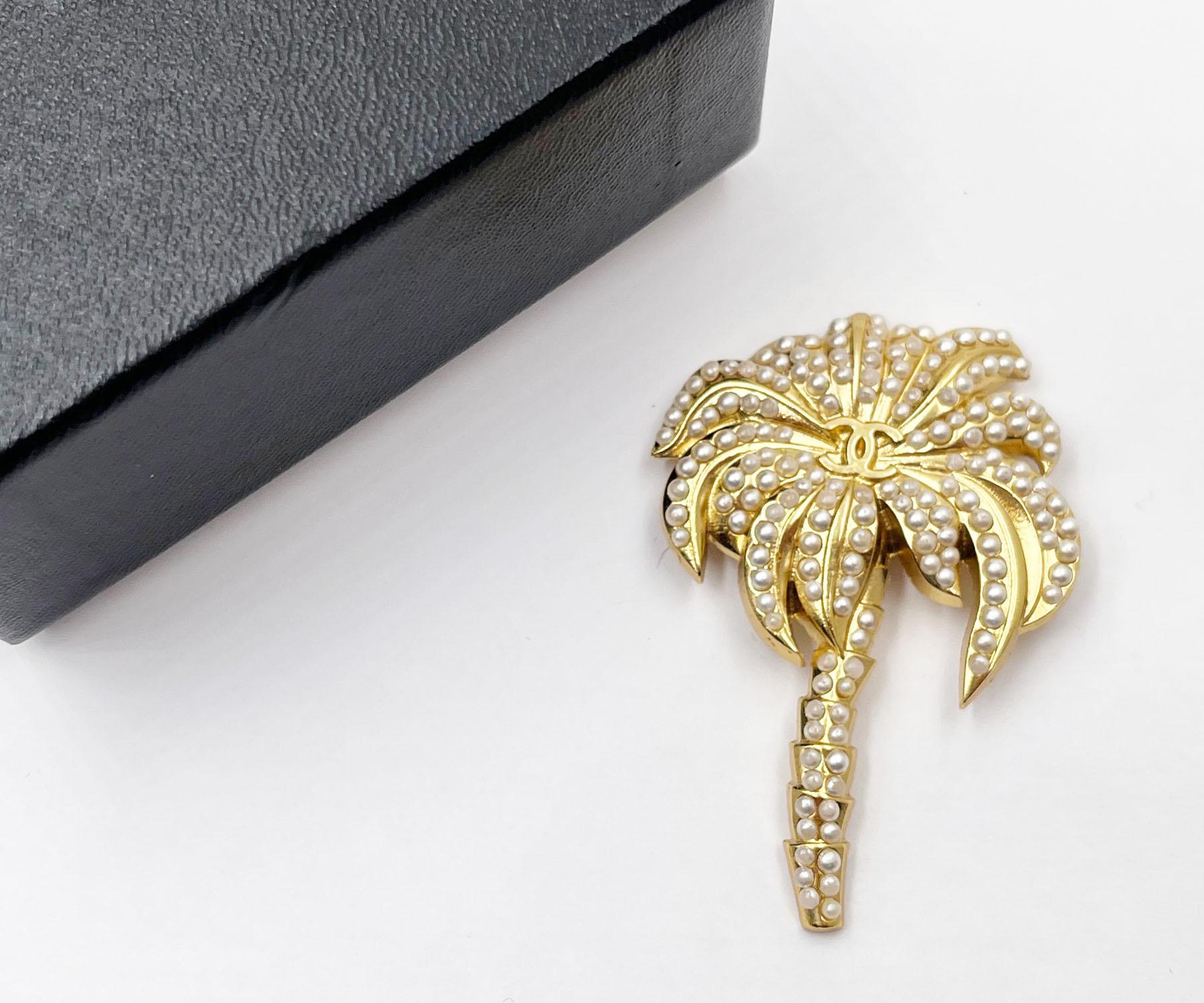 Artisan Chanel, grande broche vintage plaquée or CC, perles naturelles et palmier  en vente