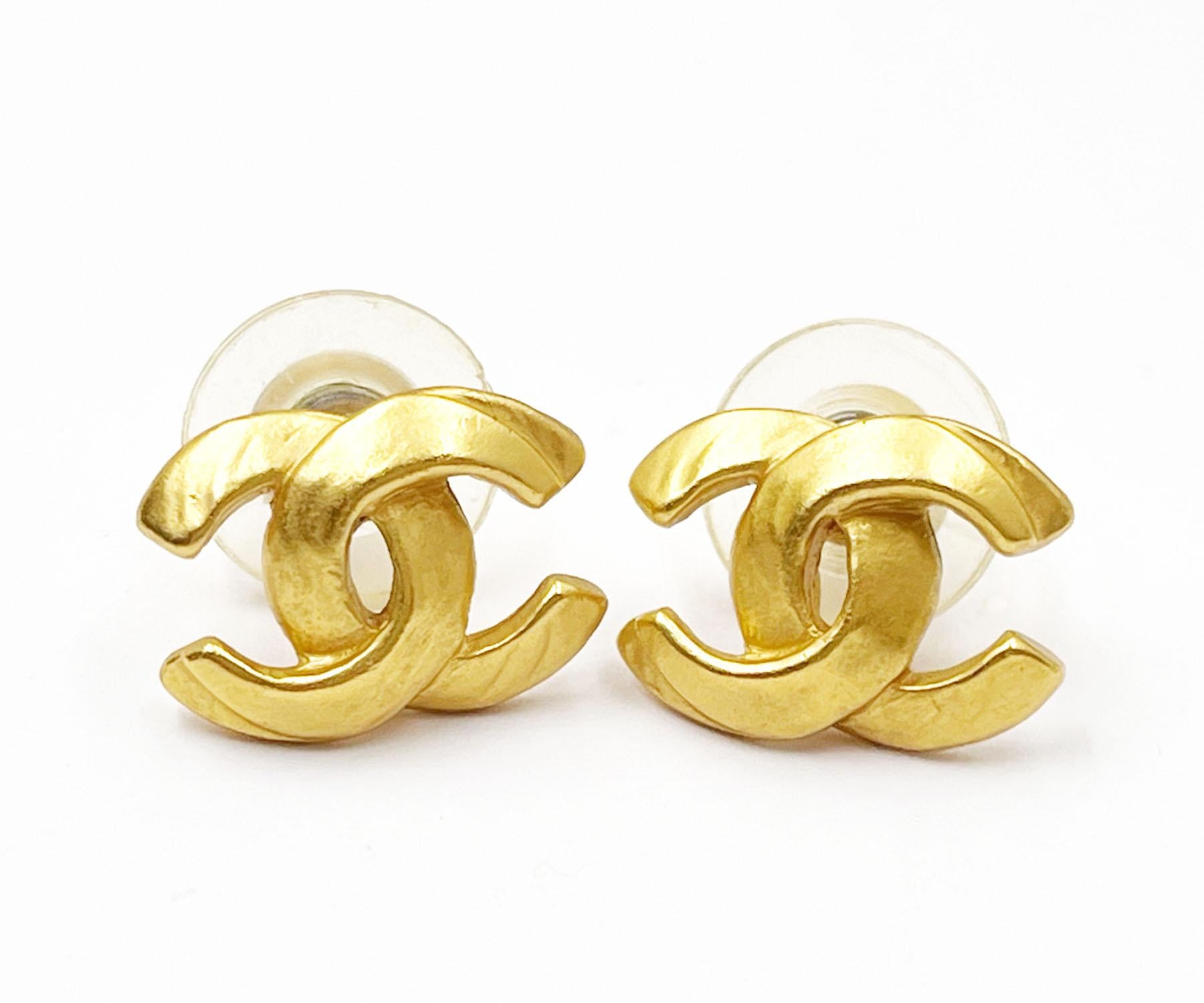Chanel Vintage Gold Plated CC Texture Piercing Earrings

*Marked 00
*Made in France

-It is approximately 0.6