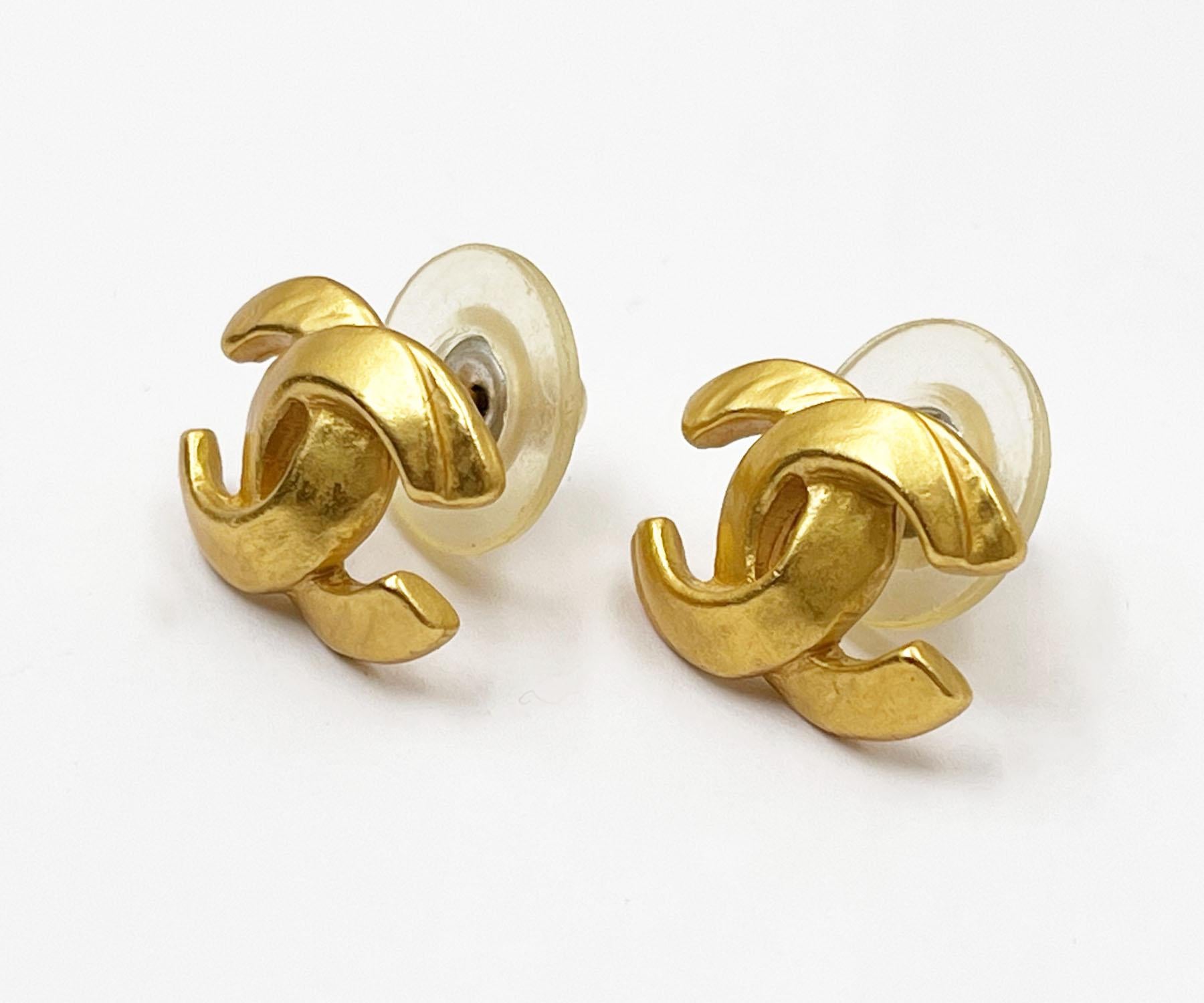 Chanel Vintage Gold Plated CC Texture Piercing Earrings  In Excellent Condition In Pasadena, CA