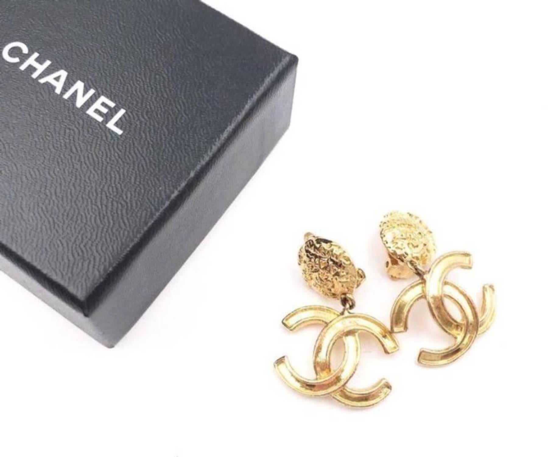 Chanel Vintage Vergoldet CC Texturierte Ohrringe mit Clip (Kunsthandwerker*in) im Angebot