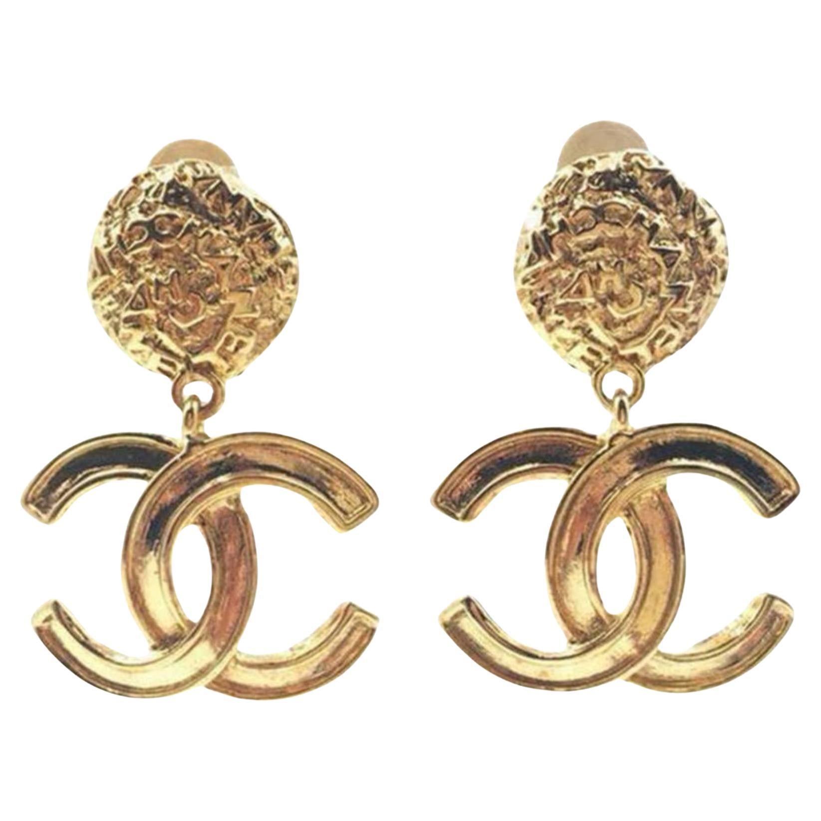 Orecchini a clip Chanel vintage placcati in oro con texture CC