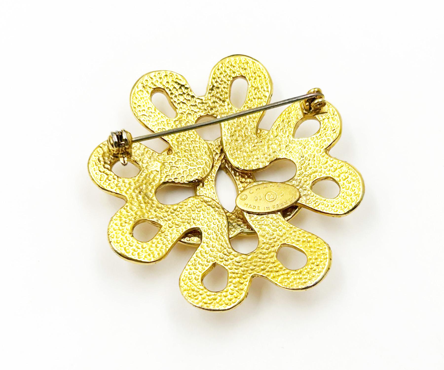 Chanel Vintage Gold Plated CC Twisted Flower Brooch  In Good Condition For Sale In Pasadena, CA