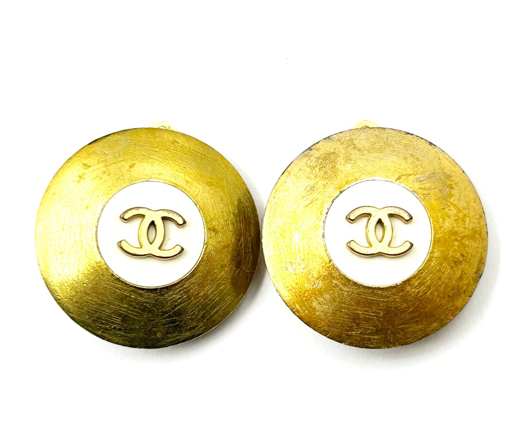 Chanel Vintage Gold Plated CC White Disc Large Clip On Earrings

*Marked 94
*Made in France
*Comes with the original box

-It is approximately 1.25