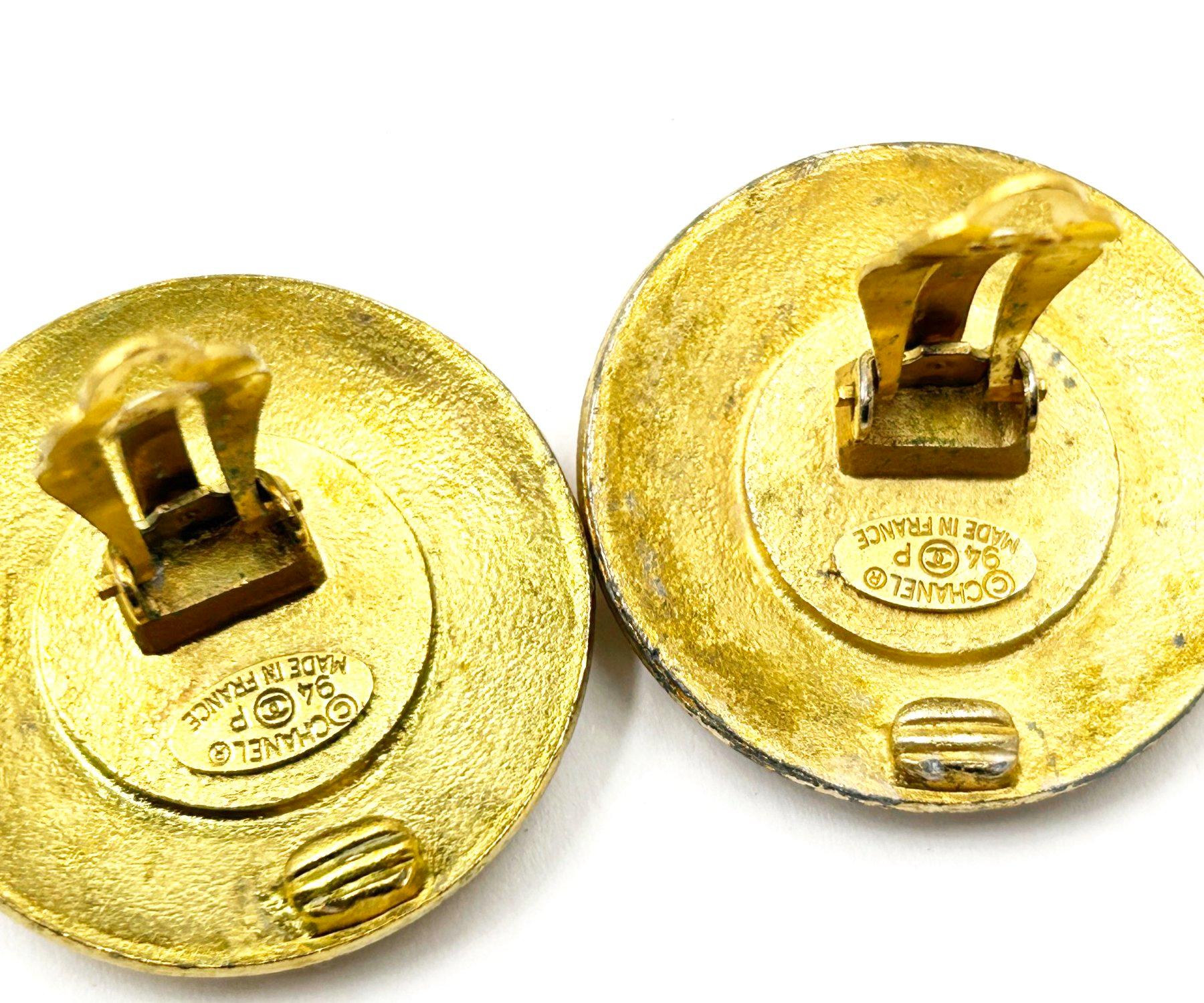 Chanel Vintage vergoldete CC Weiße Scheiben-Ohrclips auf Ohrringe, vergoldet Damen im Angebot