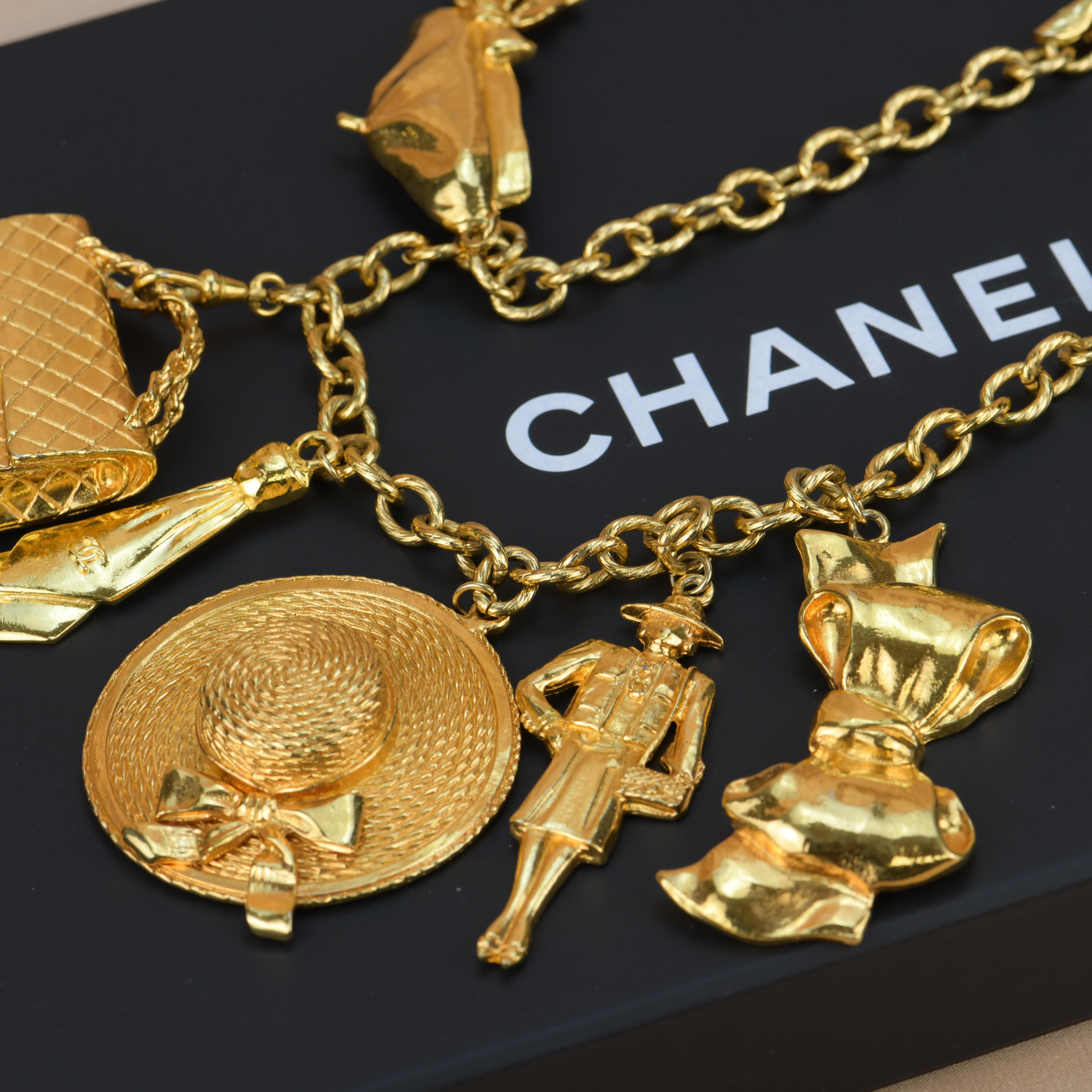 Marke: Chanel 
Zeitraum: Ca. 1990er Jahre
Modell: Kette Halskette
__________________________________
Metall: Vergoldet
Verschluss: Hummerschließe
Maße: Ca. 45cm L 
__________________________________
Condit ausgezeichnet 
Kommt mit Chanel Box