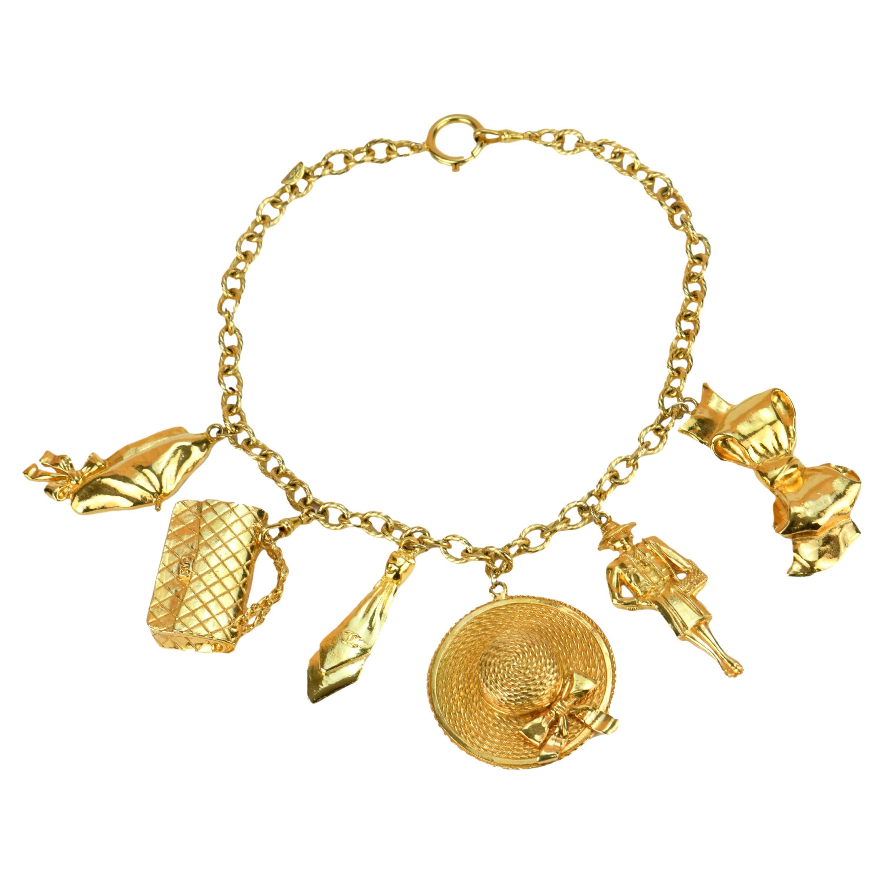 Chanel, collier vintage en métal doré avec six breloques emblématiques