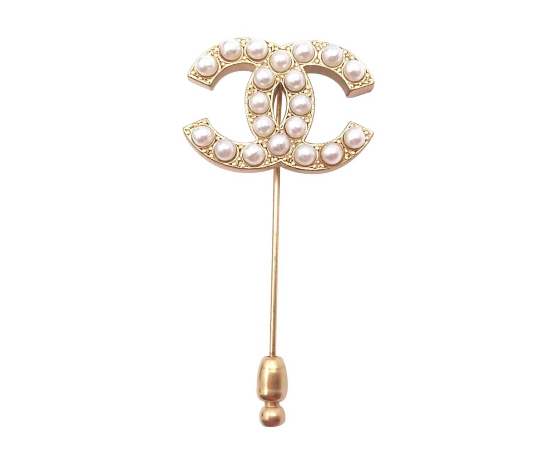 Chanel Vintage Gold Plated Classic CC Faux Pearl Large Pin

*Marked in 00
*Made in France

-Approximately 2.1