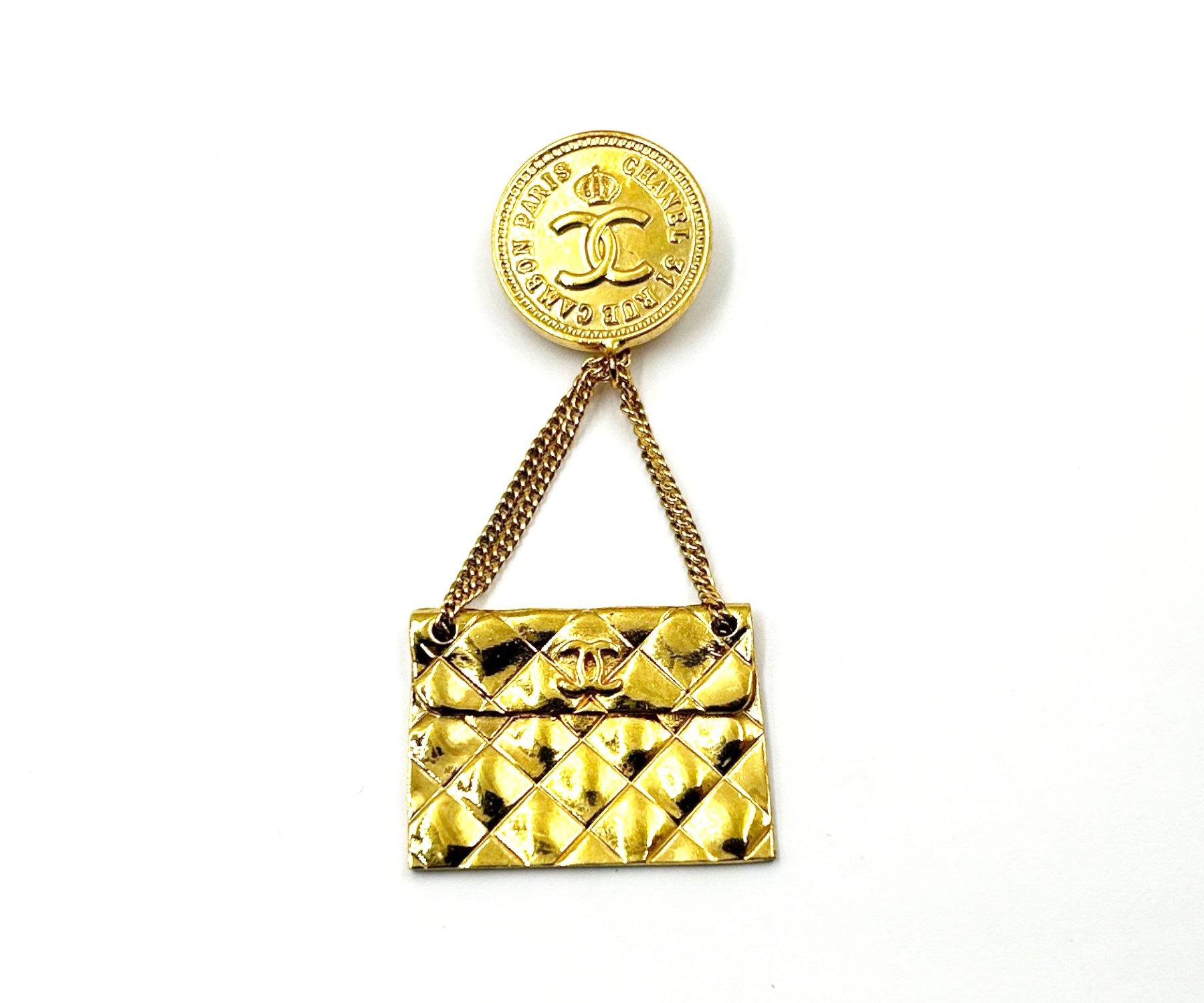 Chanel Vintage Gold Plated Coin Handbag Brooch

* Marked 93
* Made in France
*Comes with the original box

-It is approximately 1.4