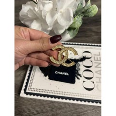 Spilla Chanel Vintage placcata oro con cristalli CC