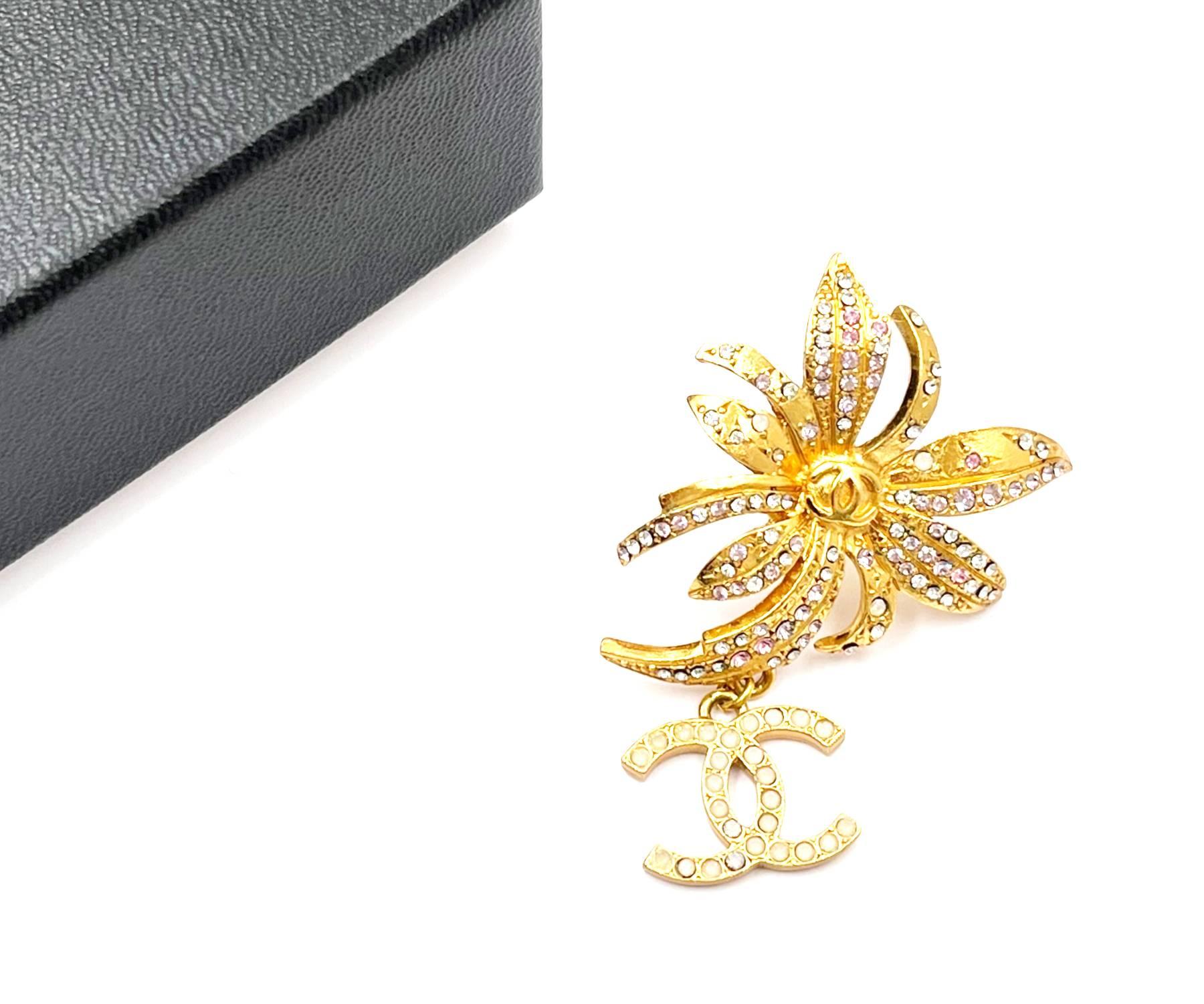 Chanel Vintage Gold Plated Flower CC Dangle Crystal Pin

*Marked 02
*Made in France
*Comes with the original box

-It is approximately 2.3