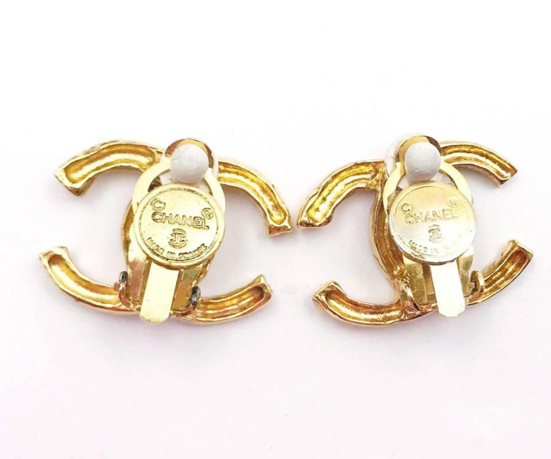 Chanel Vintage Gold Plated Hammered Texture CC Clip on Earrings In Good Condition In Pasadena, CA