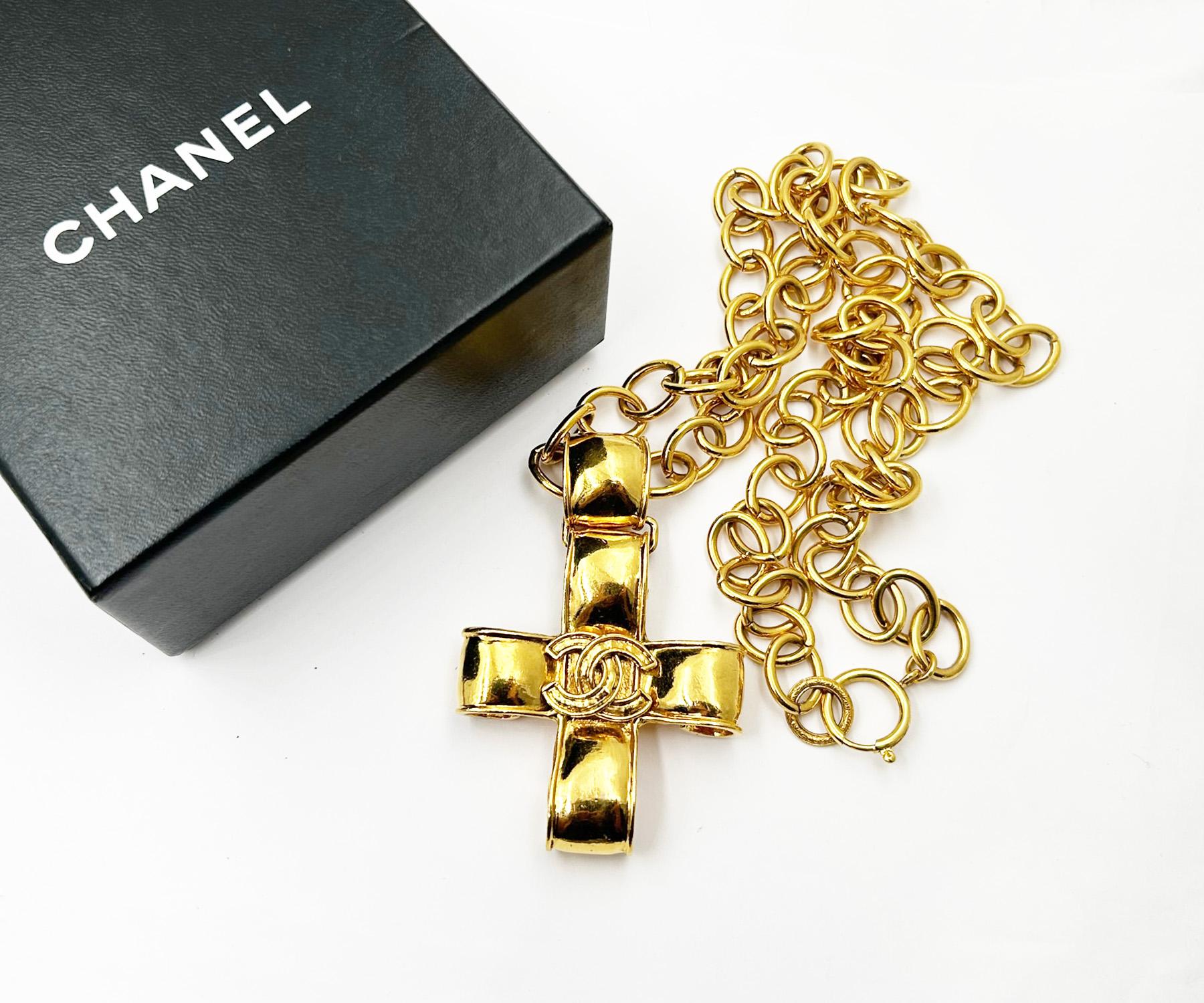 Artisan Chanel Collier pendentif long vintage avec grande croix plaquée or avec chaîne en vente