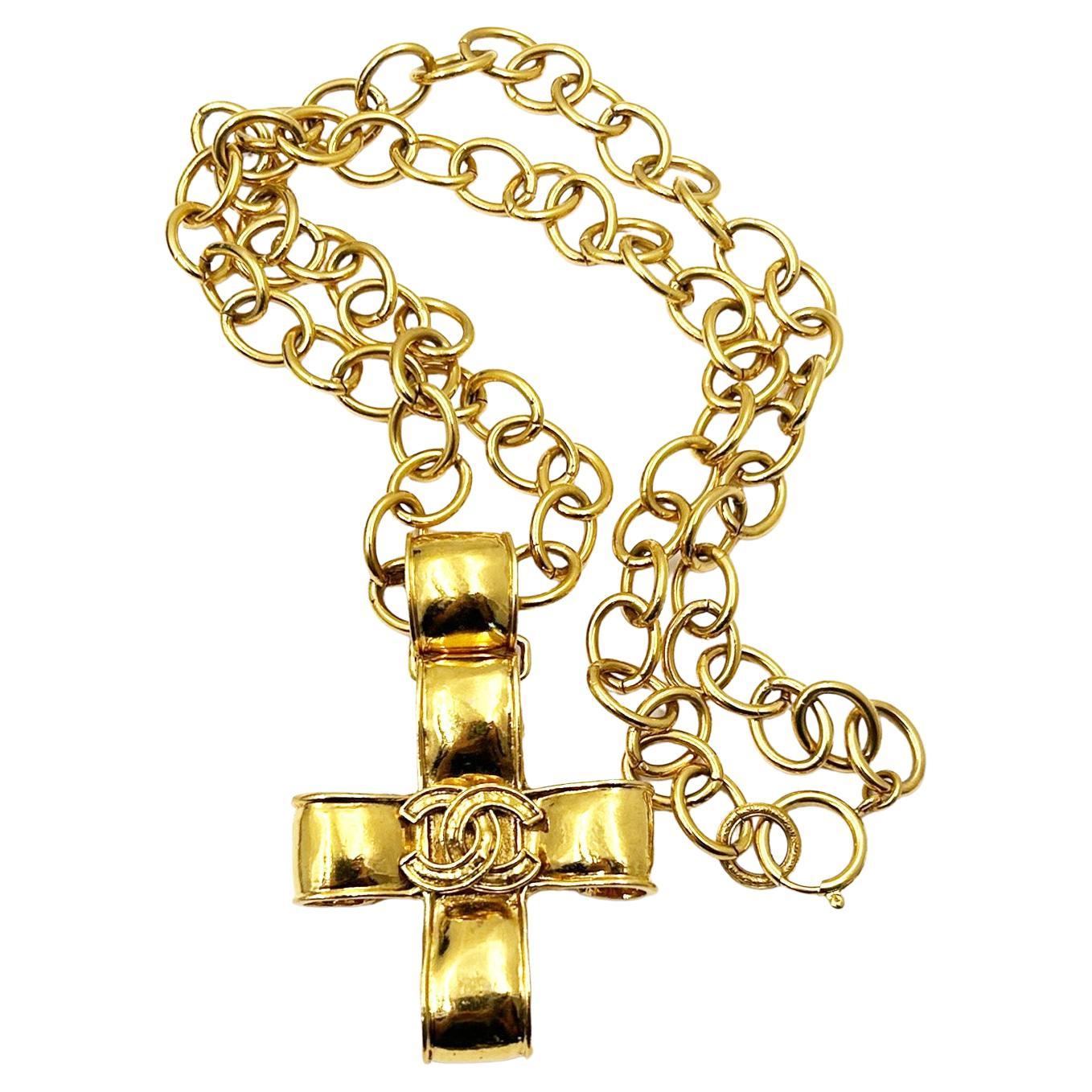 Chanel Collier pendentif long vintage avec grande croix plaquée or avec chaîne en vente