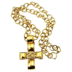 Chanel Collier pendentif long vintage avec grande croix plaquée or avec chaîne