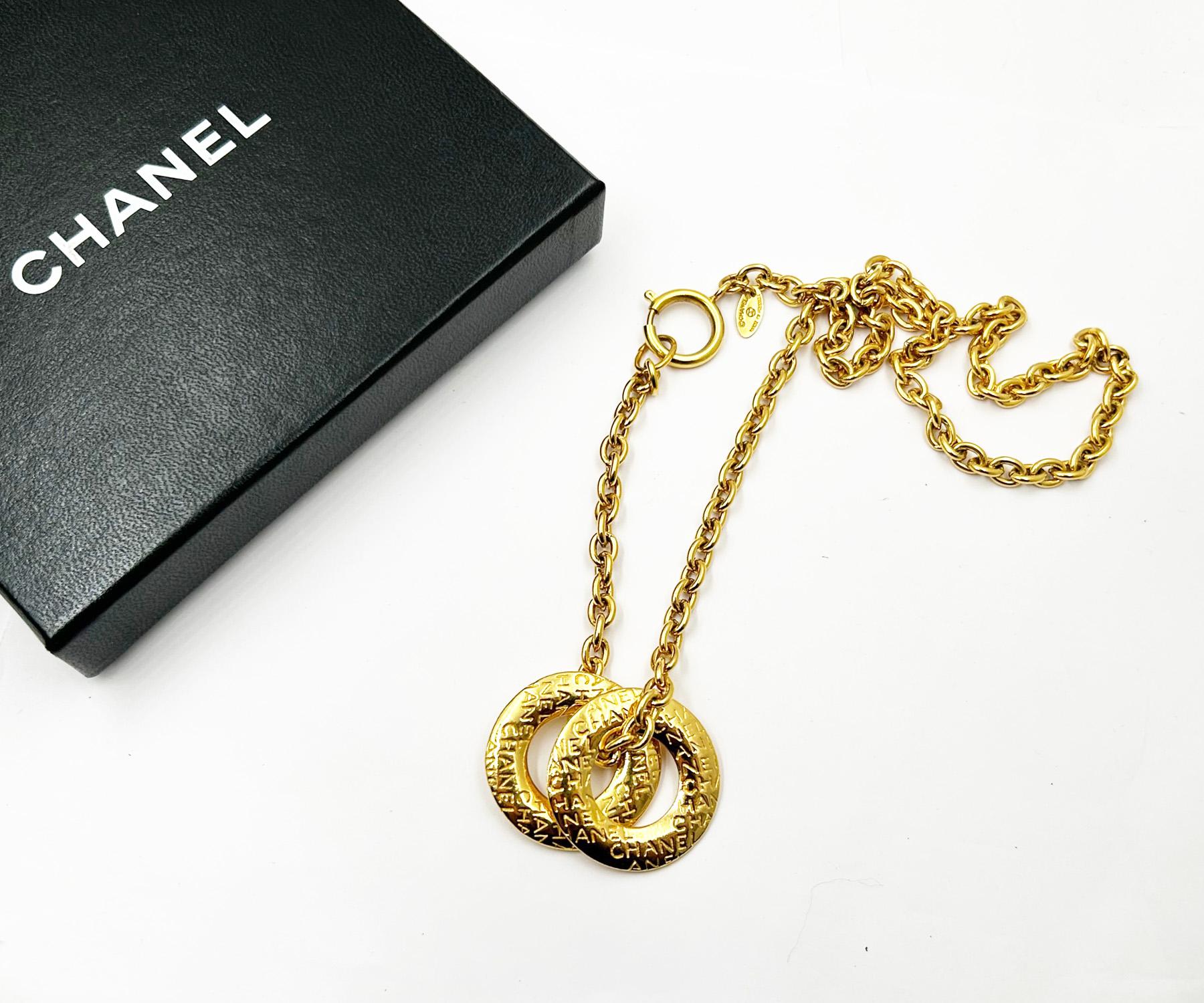 Artisan Chanel, collier double anneau lettre vintage en plaqué or  en vente