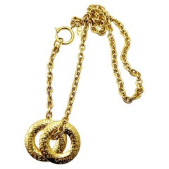 Chanel, collier double anneau lettre vintage en plaqué or 