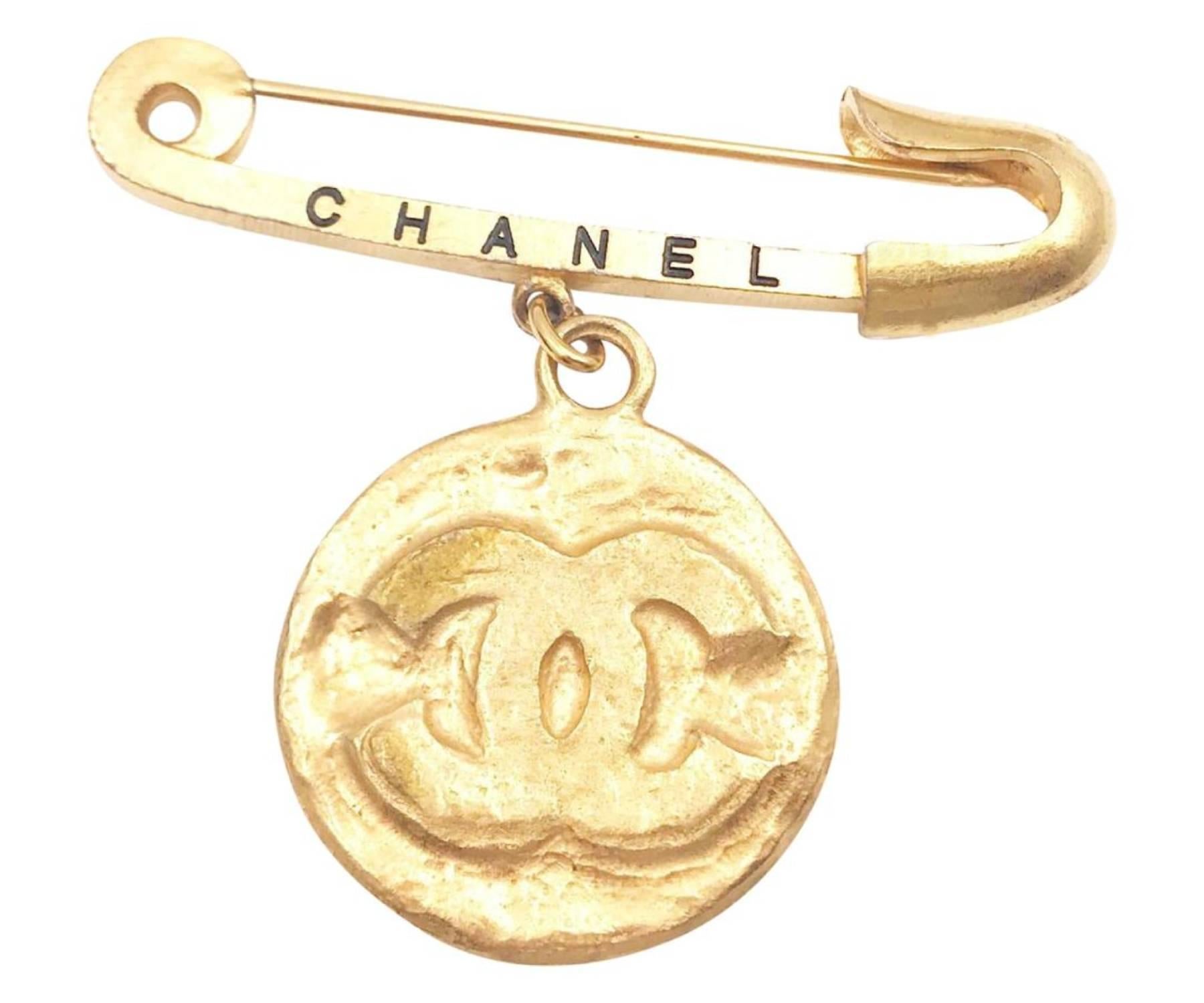 Chanel Vintage Gold Plated Medallion Coin Safety Pin Brooch

* Marked 94
* Made in France
* Comes with the original box

-Approximately 3.5″ x 2.75″
-Very classic
-In an excellent vintage condition

AB5914-00355


