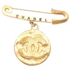 Chanel Vintage Vergoldete Medaillon Münze Sicherheitsnadelbrosche   