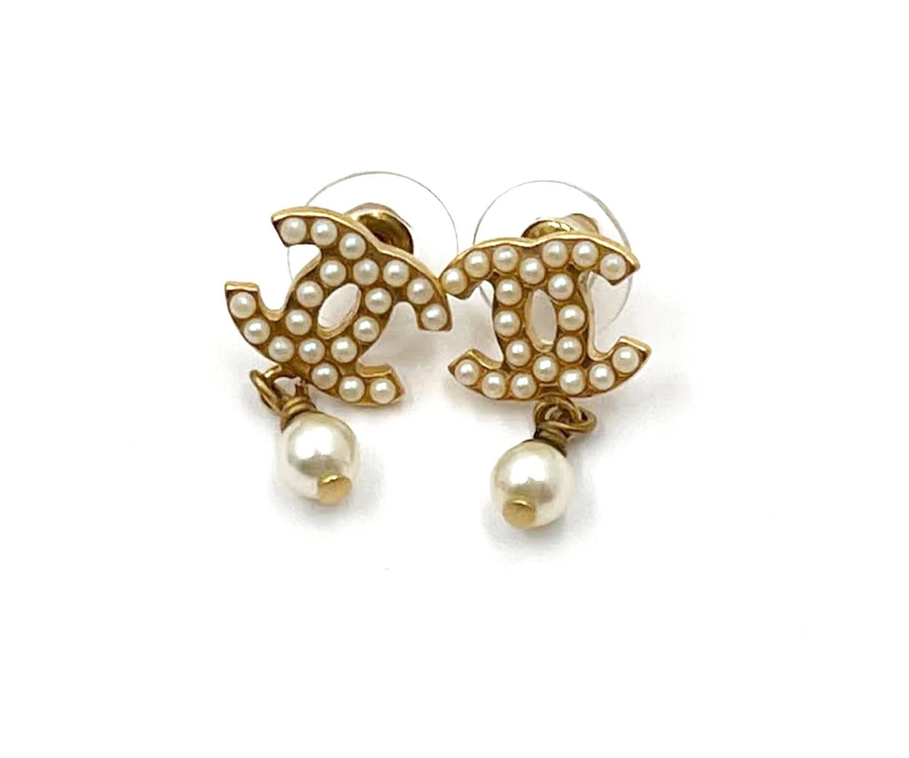 Chanel Vintage Vergoldete Mini-Perlen-Perlen-Ohrringe mit durchbohrten Perlen-Ohrringen

*Markierung 03
*Hergestellt in Italien

-Ungefähr 0,5