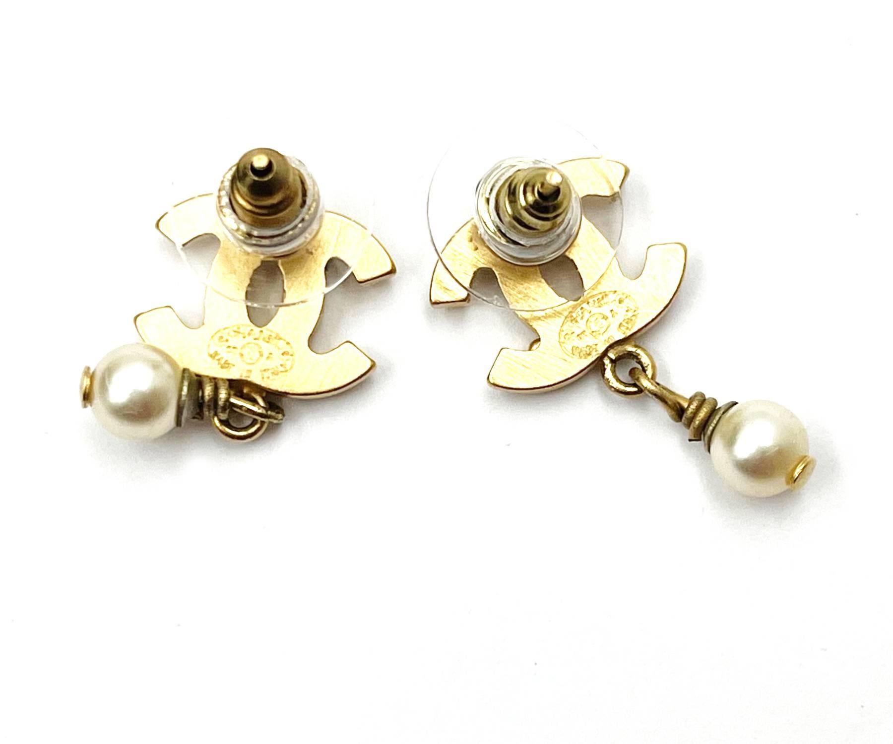 Chanel Vintage Gold Plated Mini Pearl Pearl Dangle Piercing Earrings   In Excellent Condition For Sale In Pasadena, CA