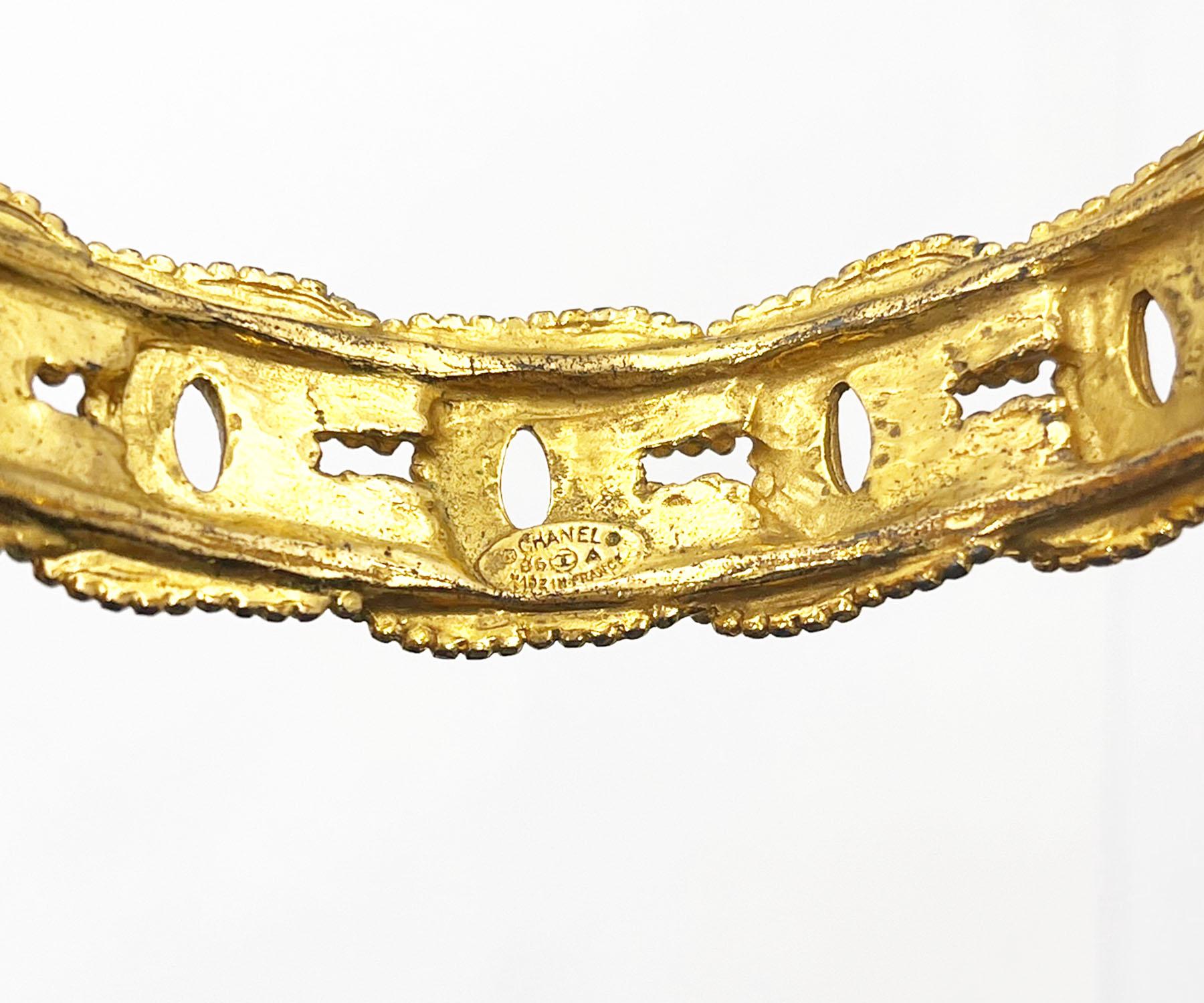 Pulsera Chanel Vintage chapada en oro Multi CC Dots Bangle en venta 1