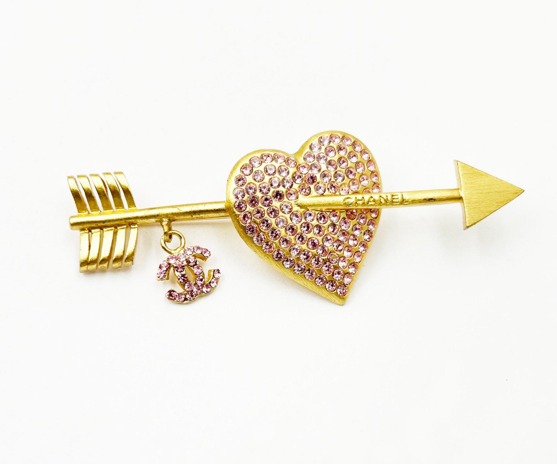 Chanel Vintage Gold Plated Pink Crystal Heart CC Arrow Brooch

*Marked 02
*Made in France
*Comes with the original box

-Approximately 2.75