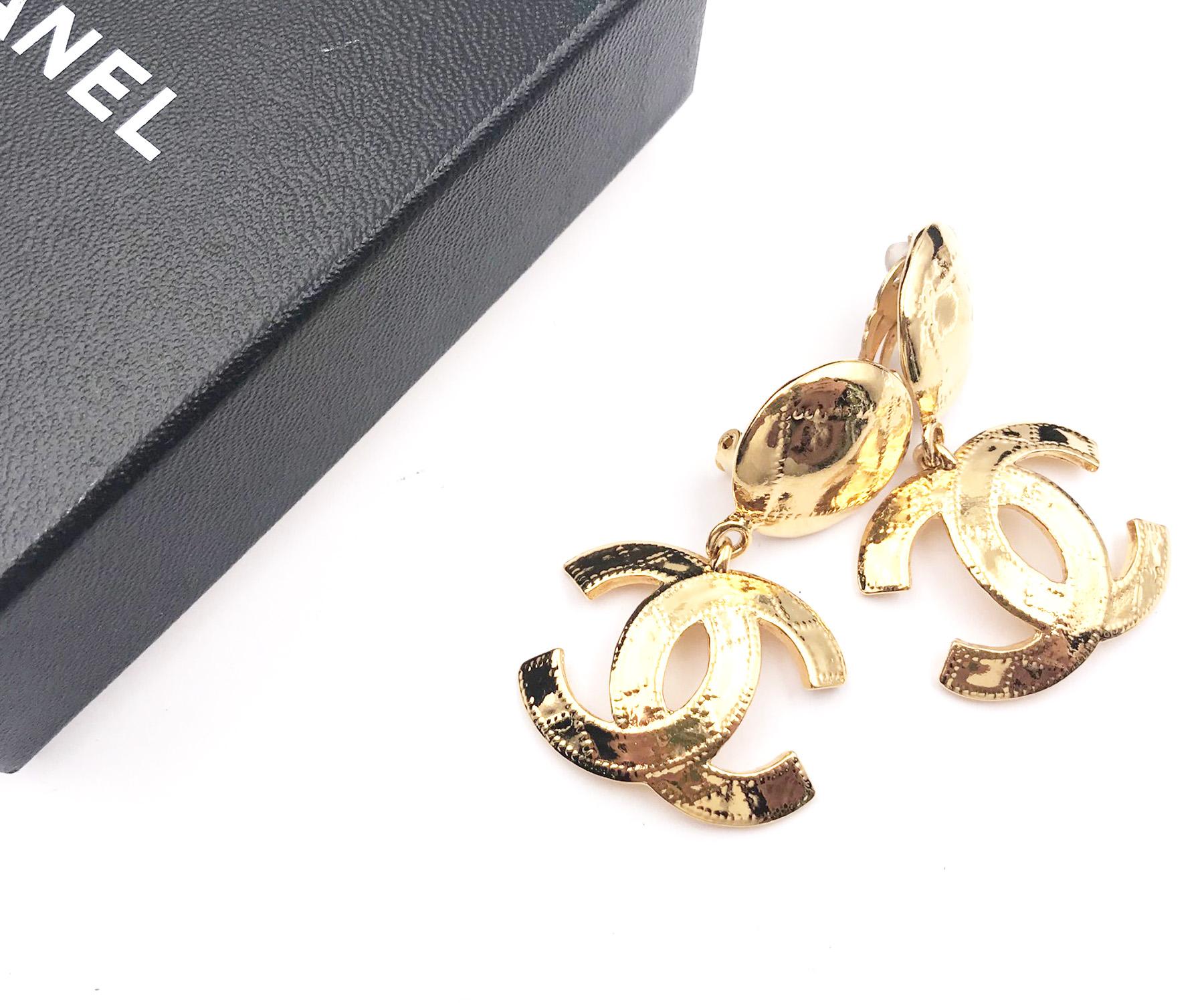 Artisan Chanel Rare Vintage Gold Plated Plaid Stitching CC Dangle Clip on Earrings For Sale