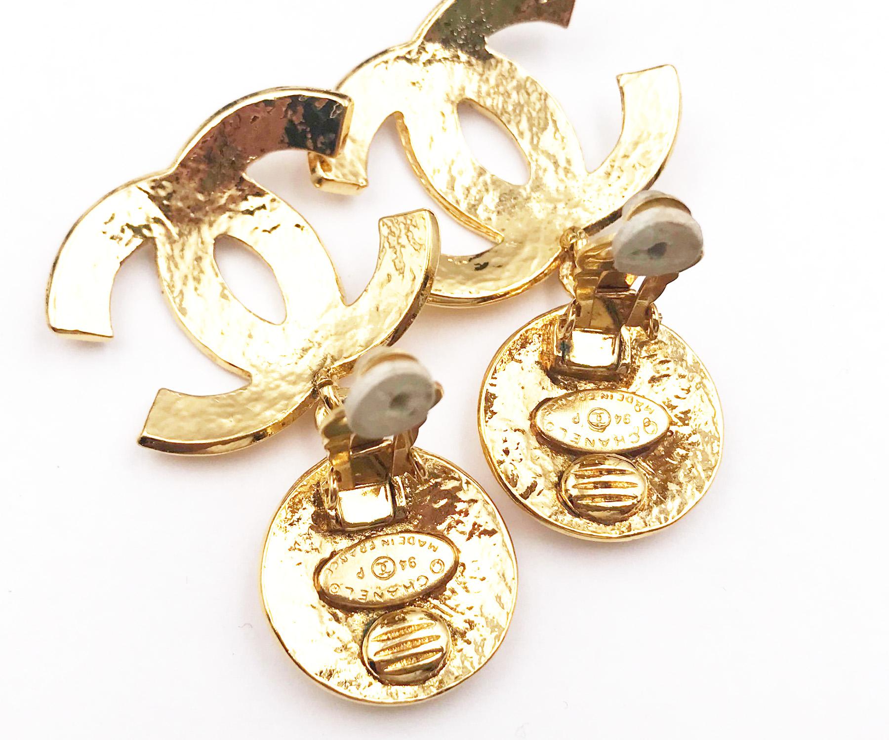 Chanel Rare Vintage Gold Plated Plaid Stitching CC Dangle Clip on Earrings In Excellent Condition For Sale In Pasadena, CA