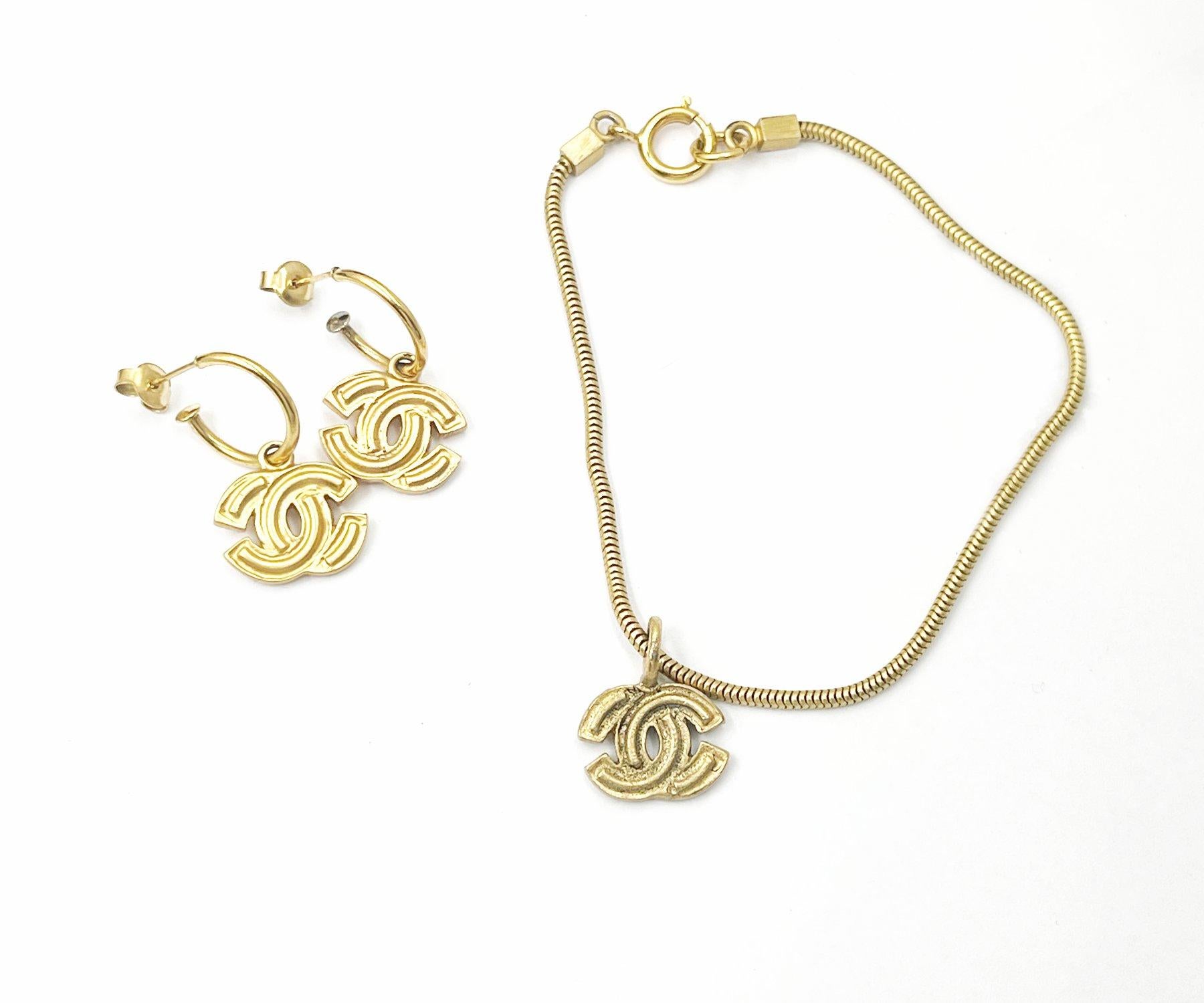 Chanel Vintage Gold Plated Popped CC Earrings Bracelet Set

*Marked 01
*Made in France
*Comes with the original box

-Earrings are approximately 0.55″ x 1″ and the bracelet is approximately 7.5