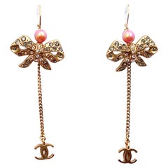 Chanel Vintage Gold Plated Ribbon Crystal Coral CC Dangle Lever Back Boucles d'oreilles  