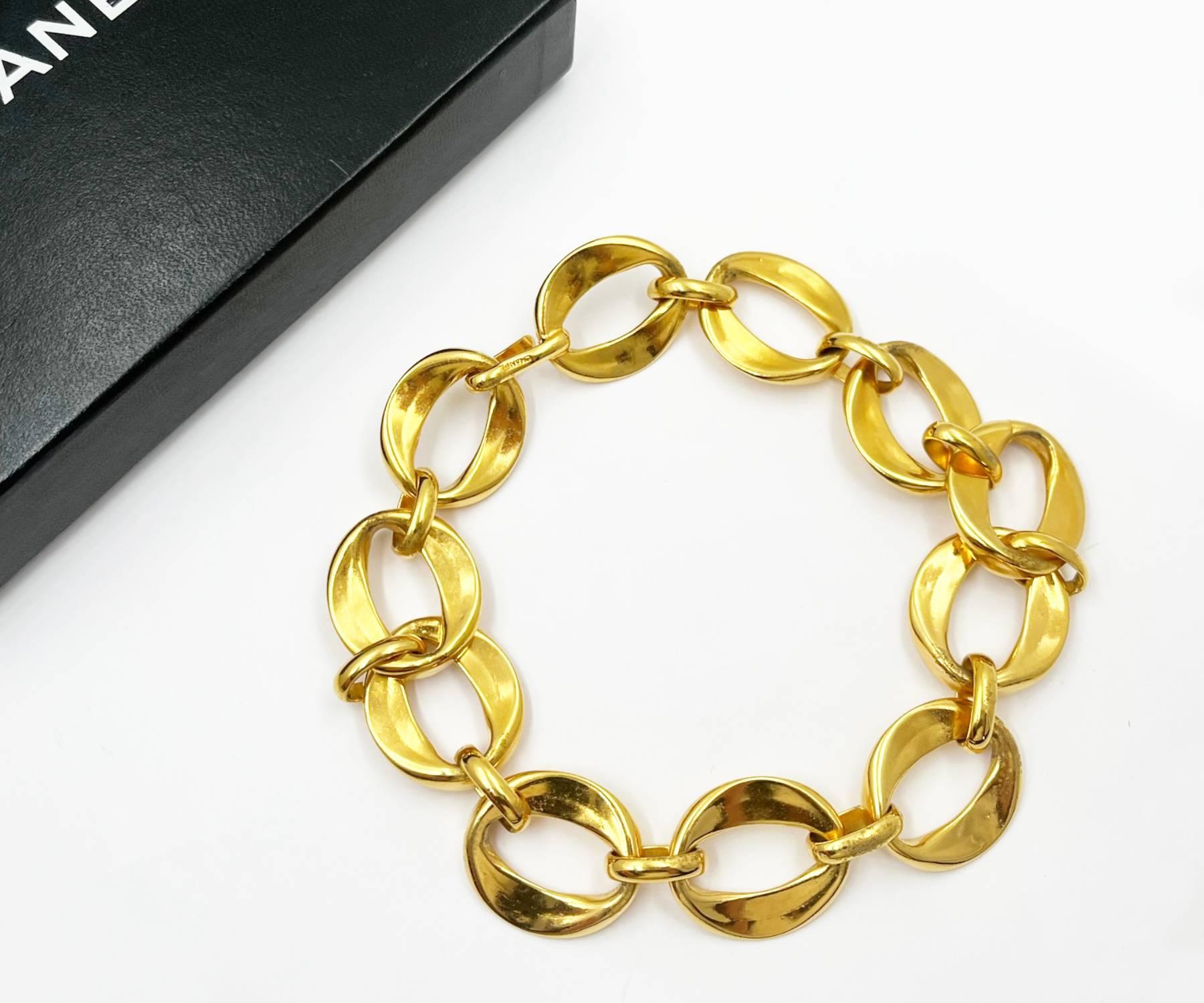 Chanel Vintage vergoldet Ring Halskette Wie auf Nicole Richie gesehen

*Marke Chanel
*Kommt mit dem Originalkarton

-Es ist ungefähr 18″ x 1″.
-Dieses Collier ist eines der Lieblingsstücke von Chanel für Nicole, sie hat es schon mehrmals in der