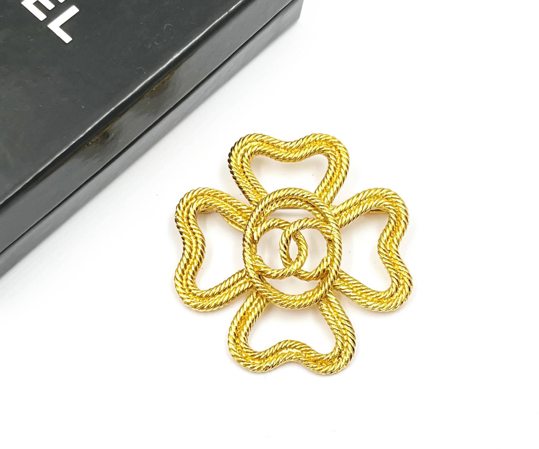 Chanel Vintage Gold Plated Rope Cross CC Brooch

*Marked 28
*Made in France
*Comes with the original box

– It is approximately 2.1″ x 2.25″.
-Very classic and pretty
-The pin’s gold plated is fainting.
-In an excellent vintage
