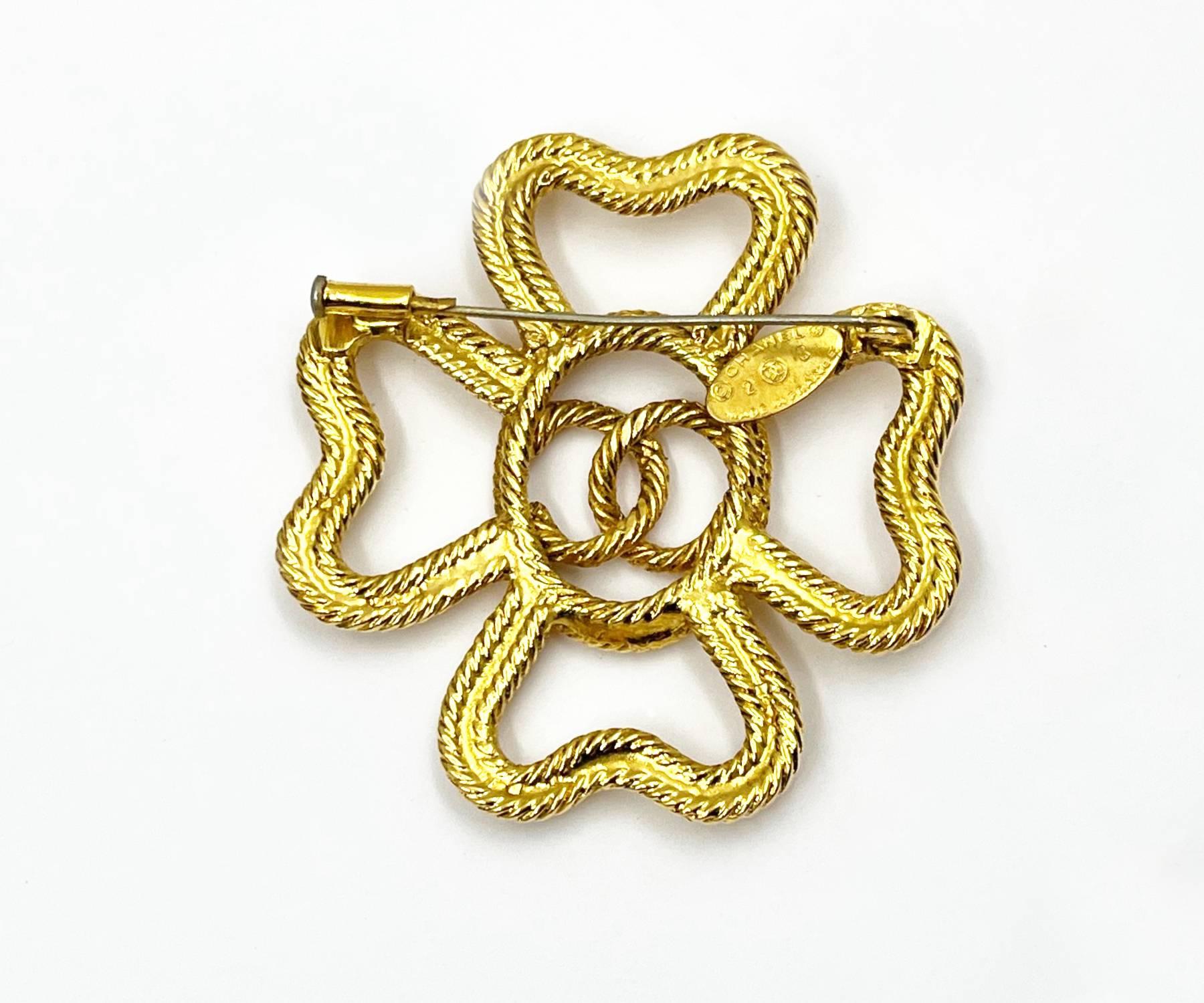 Artisan Chanel Broche vintage en forme de croix en corde plaquée or  en vente