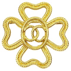 Chanel Broche vintage en forme de croix en corde plaquée or 