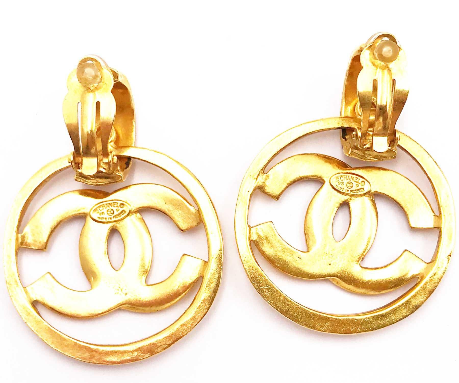 Chanel Vintage Gold Plated Round CC Large Clip on Earrings as seen on Doutzen In Excellent Condition For Sale In Pasadena, CA