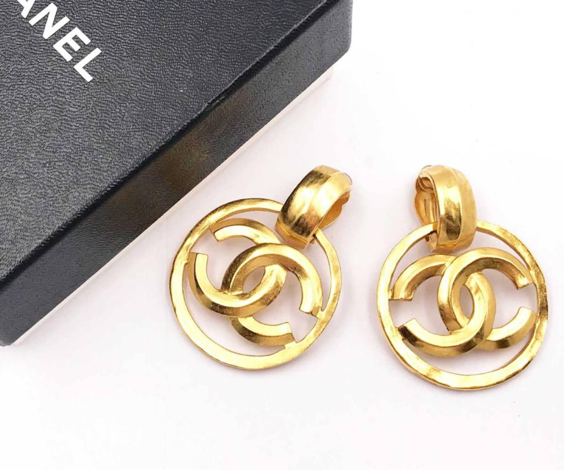 Women's Chanel Vintage Gold Plated Round CC Large Clip on Earrings as seen on Doutzen For Sale