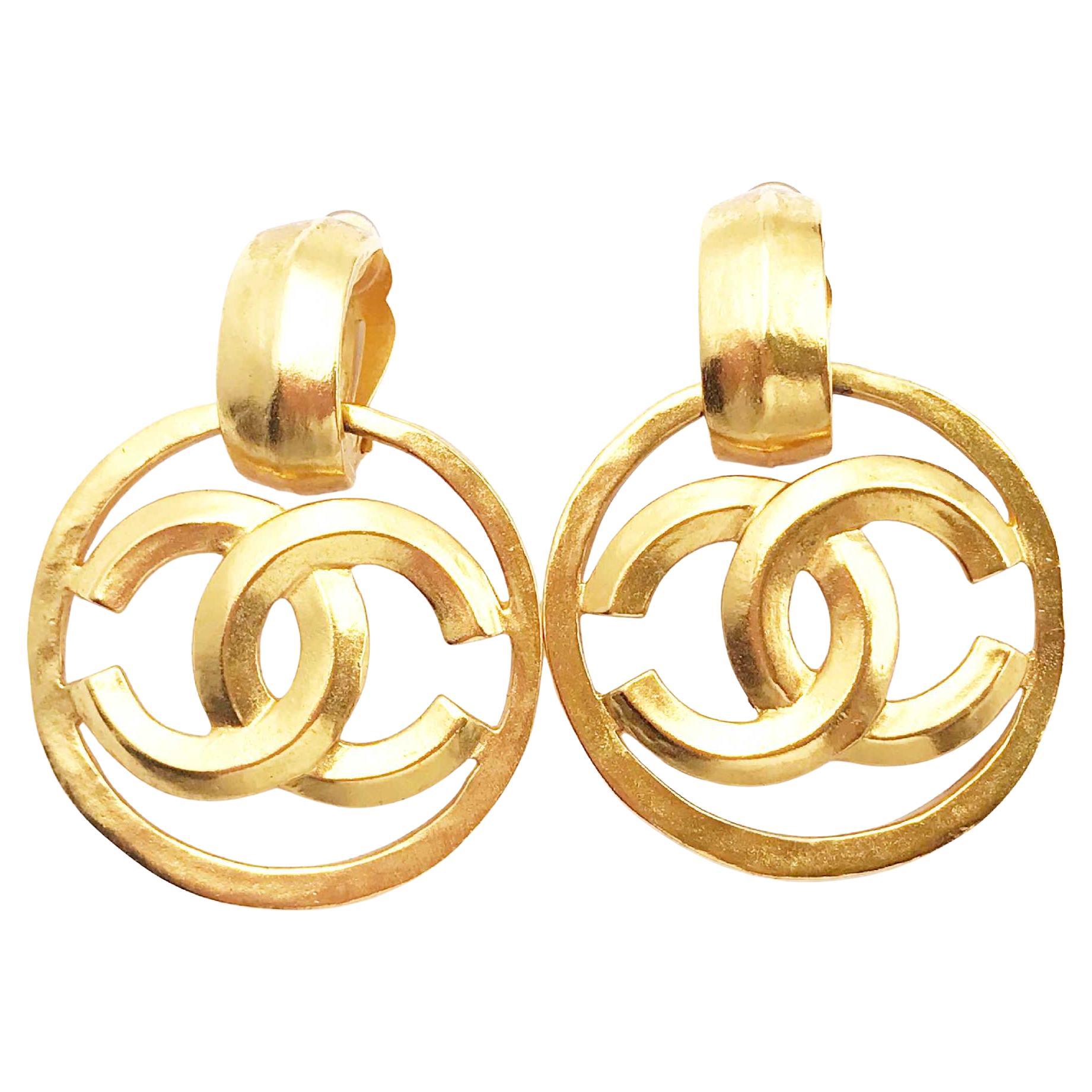 Chanel Vintage Gold Plated Round CC Large Clip on Earrings as seen on Doutzen For Sale