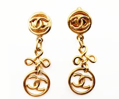 Chanel Vintage vergoldet rund CC verdrehtes Kreuz lange Clip auf Ohrringe