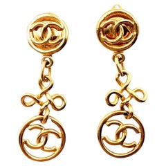 Chanel Vintage vergoldet rund CC verdrehtes Kreuz lange Clip auf Ohrringe