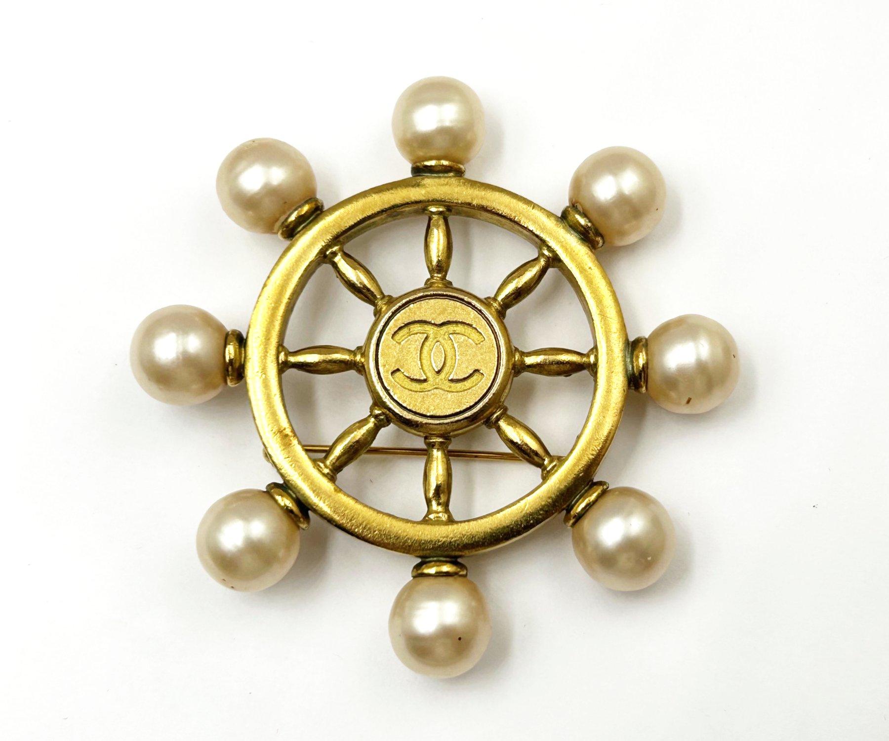 Broche Chanel Vintage Plaqué Or Roue de Marin Perle

*marqué 94
*Fabriqué en France
*Livré avec sa boîte d'origine 

-Il mesure environ 2,5
