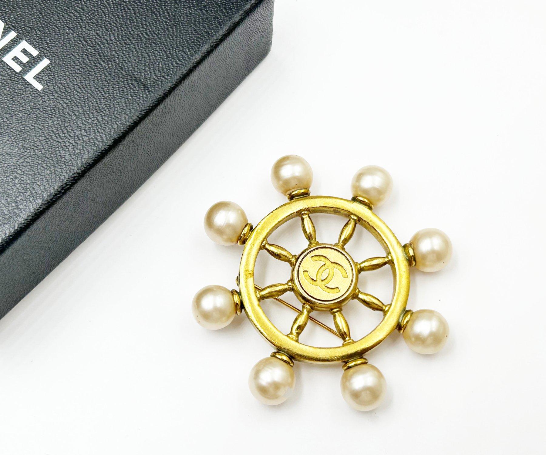 Artisan Broche Chanel Vintage Plaqué Or Roue de Marin Perle en vente