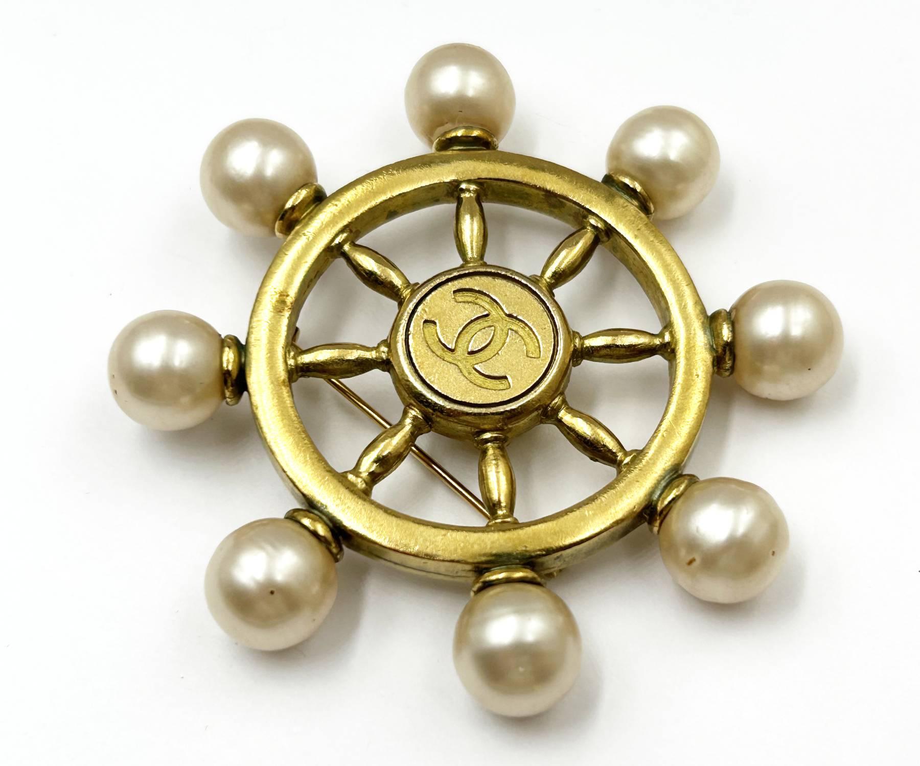 Broche Chanel Vintage Plaqué Or Roue de Marin Perle Bon état - En vente à Pasadena, CA