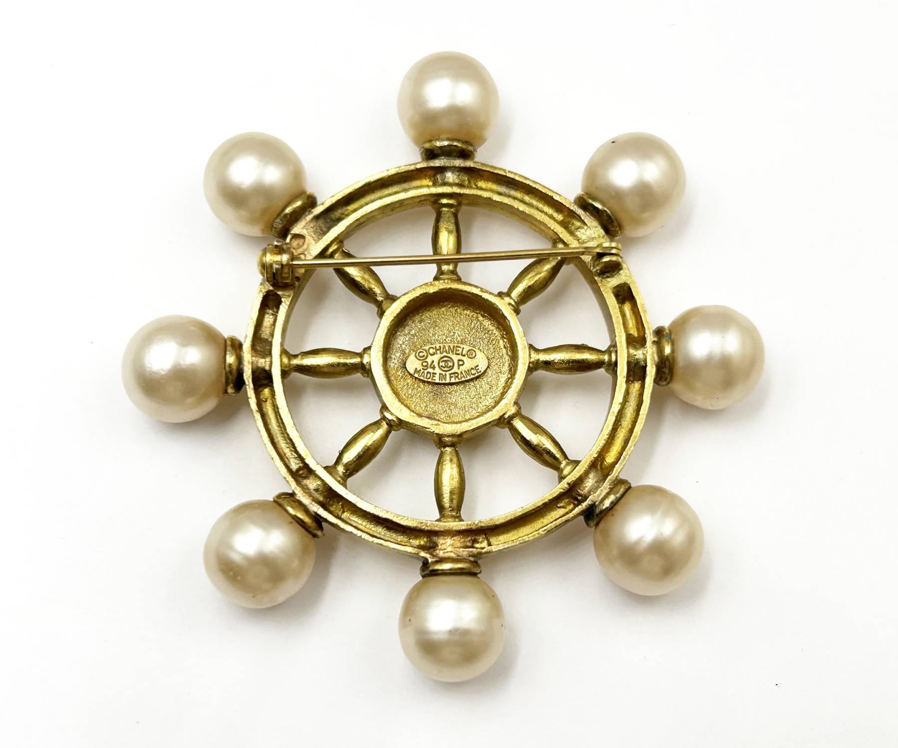 Broche Chanel Vintage Plaqué Or Roue de Marin Perle Pour femmes en vente