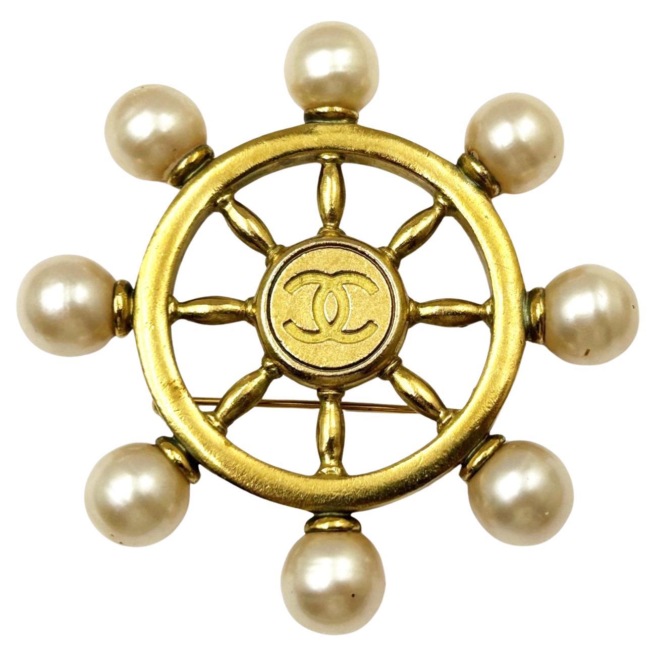 Broche Chanel Vintage Plaqué Or Roue de Marin Perle en vente
