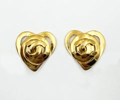 Chanel Vintage Pendientes de clip en forma de corazón CC en espiral bañados en oro