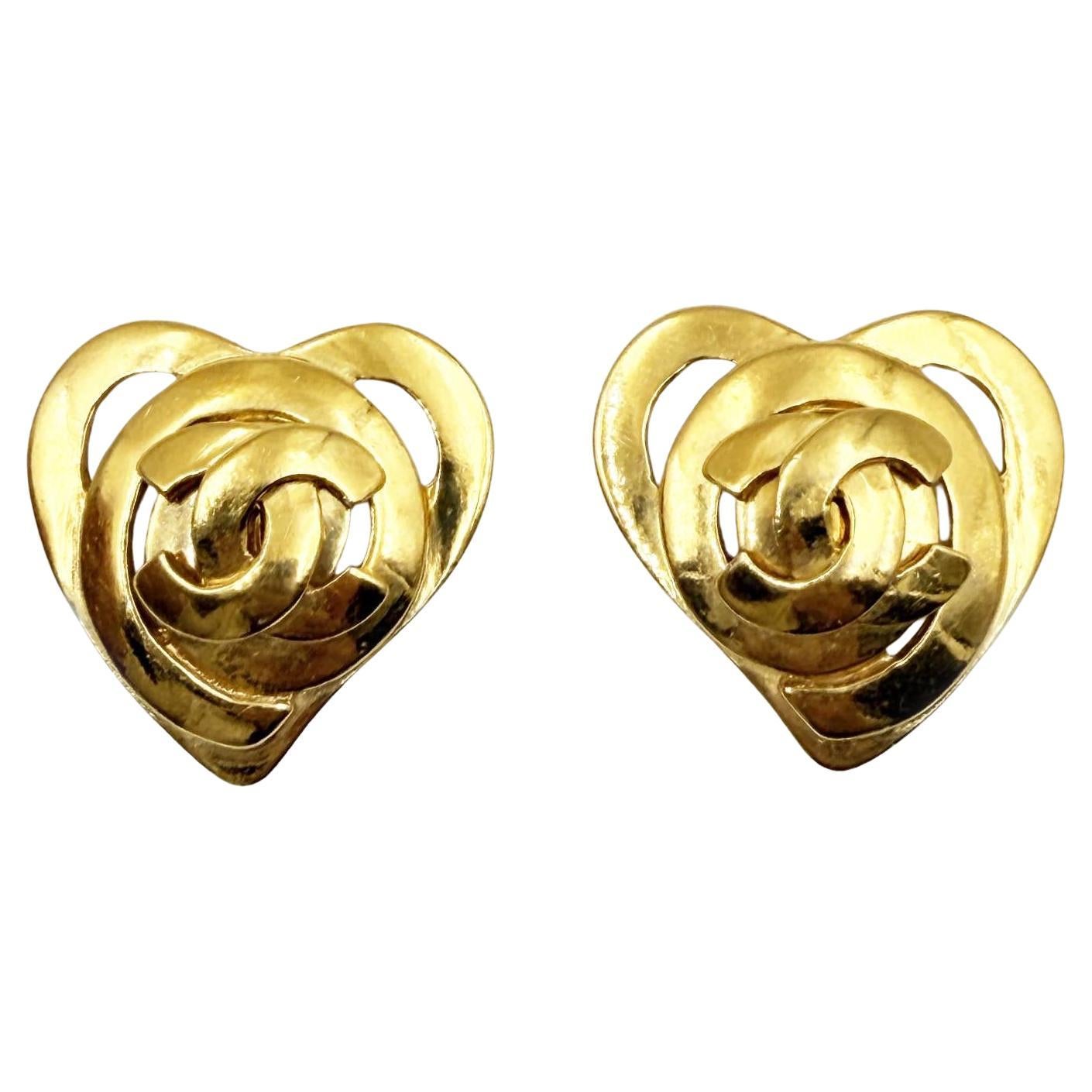 Chanel Vintage vergoldet Spirale CC Herz Clip auf Ohrringe im Angebot
