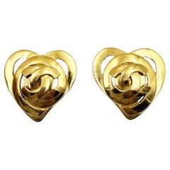 Orecchini a clip Chanel Vintage placcati in oro con cuore a spirale CC