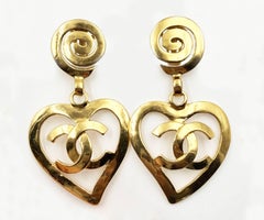 Chanel Vintage Chapado en Oro Espiral CC Corazón Colgante Grande Clip en Pendientes
