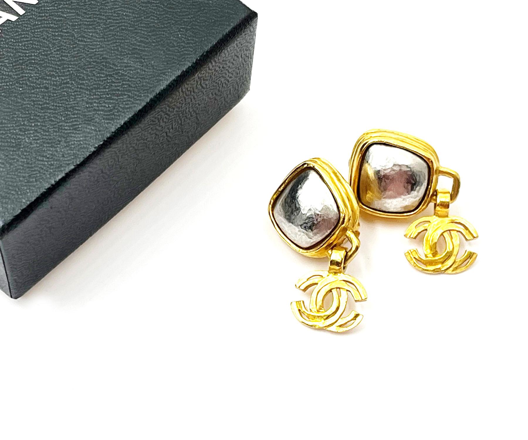 Chanel Vintage vergoldete quadratische Silberstein CC Clip-Ohrringe, Vintage  (Zeitgenössisch) im Angebot